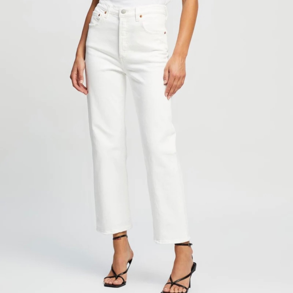 White Levi’s Ribcage Straight Ankle Jeans